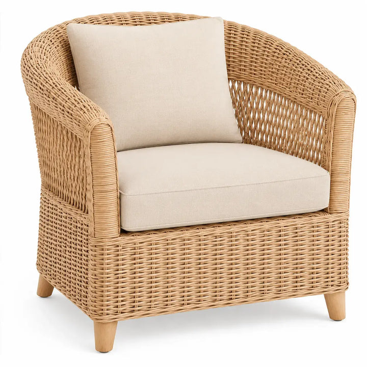 Fåtölj med flätad utsida och ljusa dynor – brun/beige